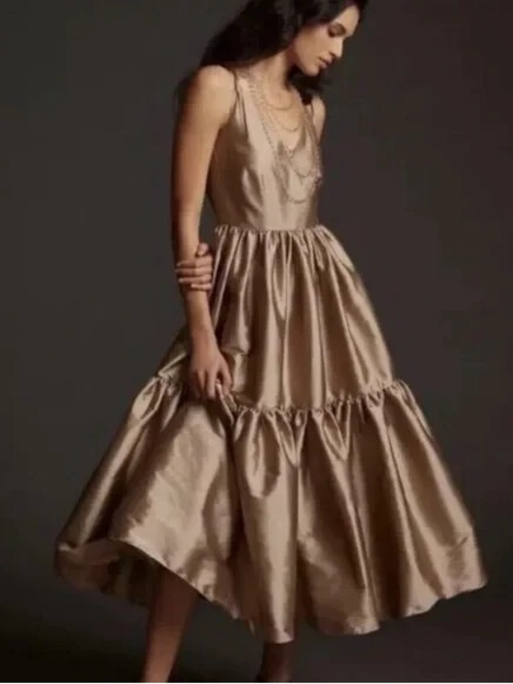 BLONI Elegant Sleeveless Satin Midi Dress in Champagne